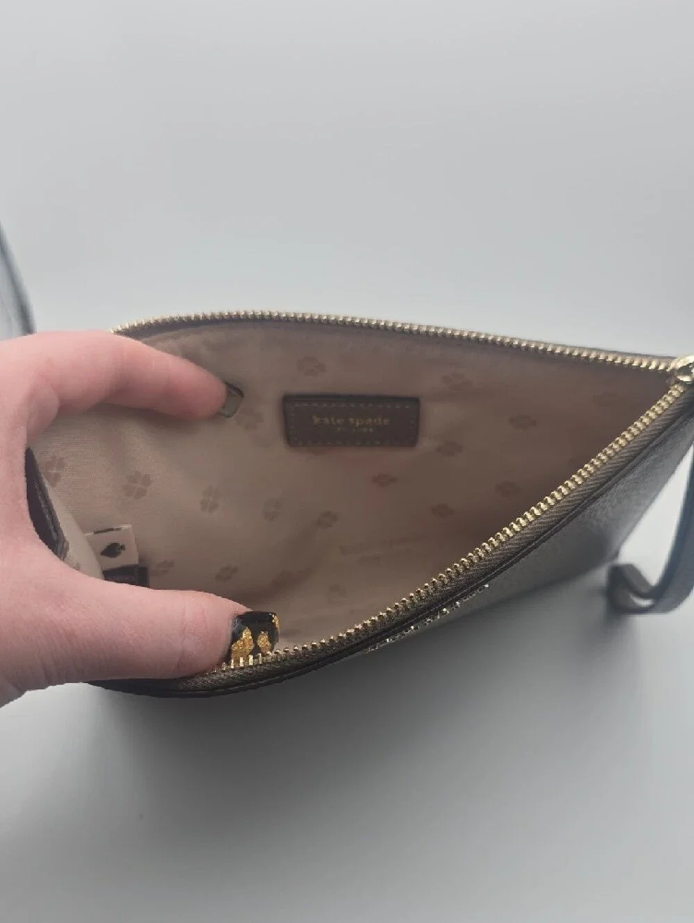 Kate Spade ♠️ Taupe Pebbled Leather Wristlet W/ Gold Hardware (NWOT)✨️♠️✨️